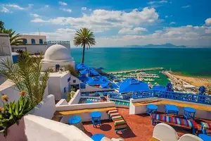 Vue panoramique de Sidi Bou Said avec ses maisons blanches et bleues typiques de Tunisie