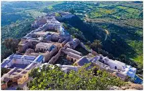 Village berbère traditionnel de Takrouna perché sur une colline en Tunisie